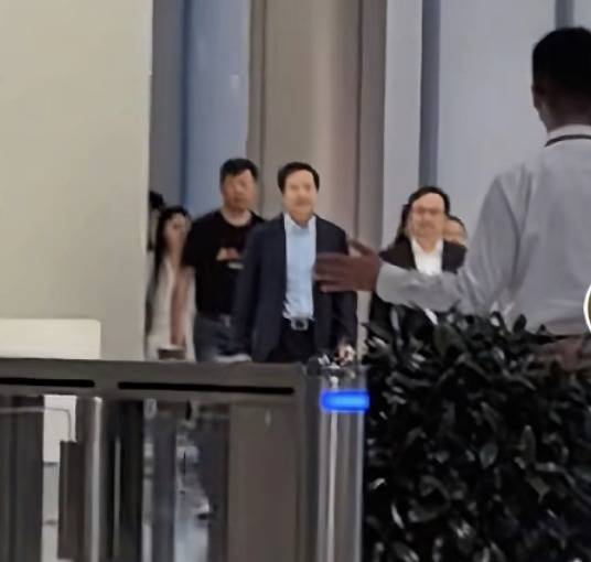 创元网 雷军陪比亚迪CEO王传福参观小米工厂，亲任讲解员